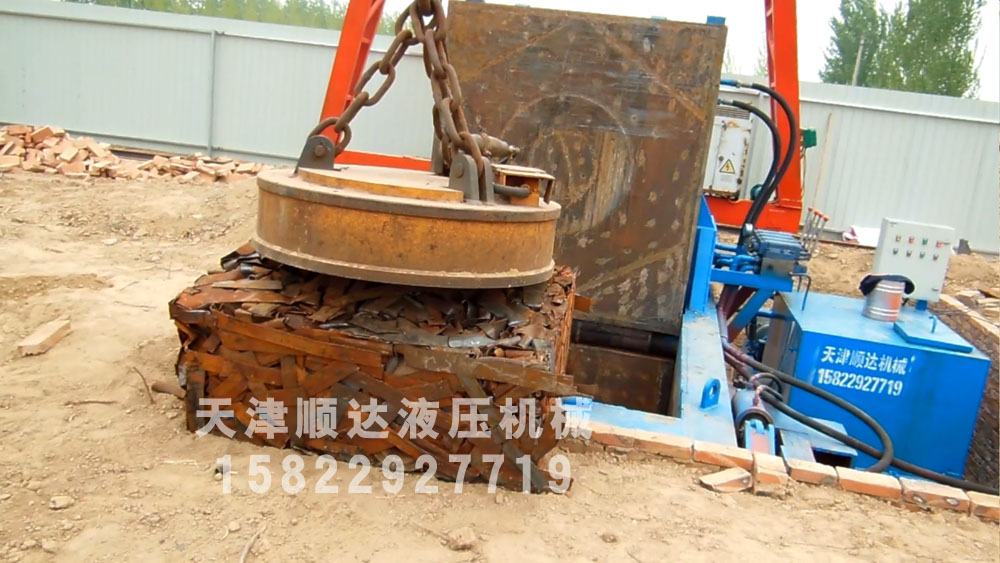 400吨废铁压块机工作图片